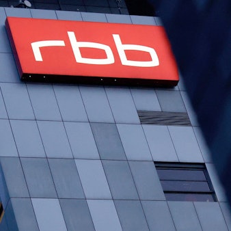 Das beleuchtete Logo des Senders Rundfunk Berlin-Brandenburg (RBB) ist an der Fassade am Sitz des Senders an der Masurenallee angebracht.