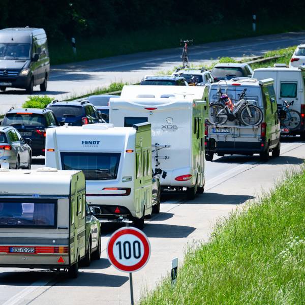 Wohnwagen fahren auf der Autobahn.