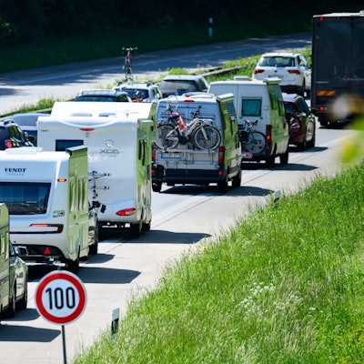 Wohnwagen fahren auf der Autobahn.
