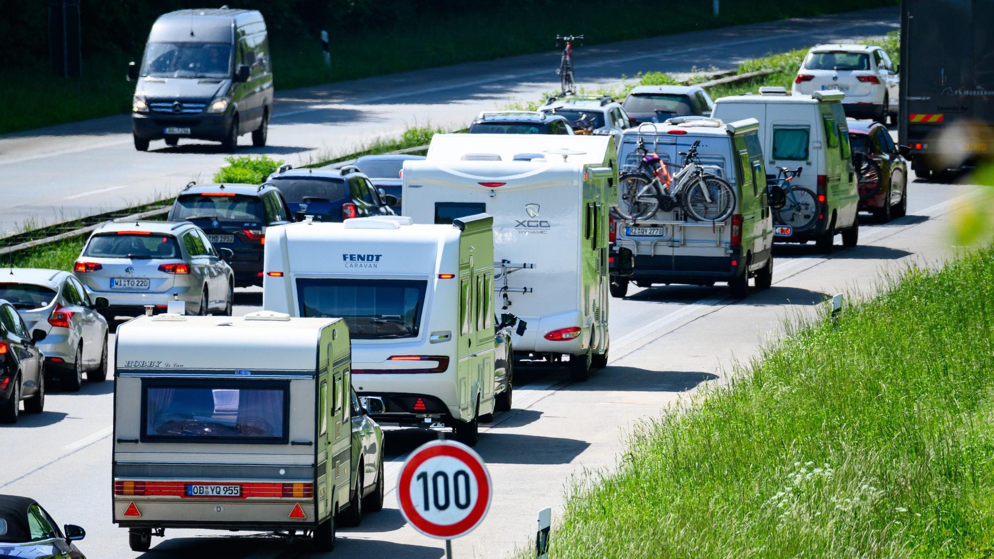 Wohnwagen fahren auf der Autobahn.