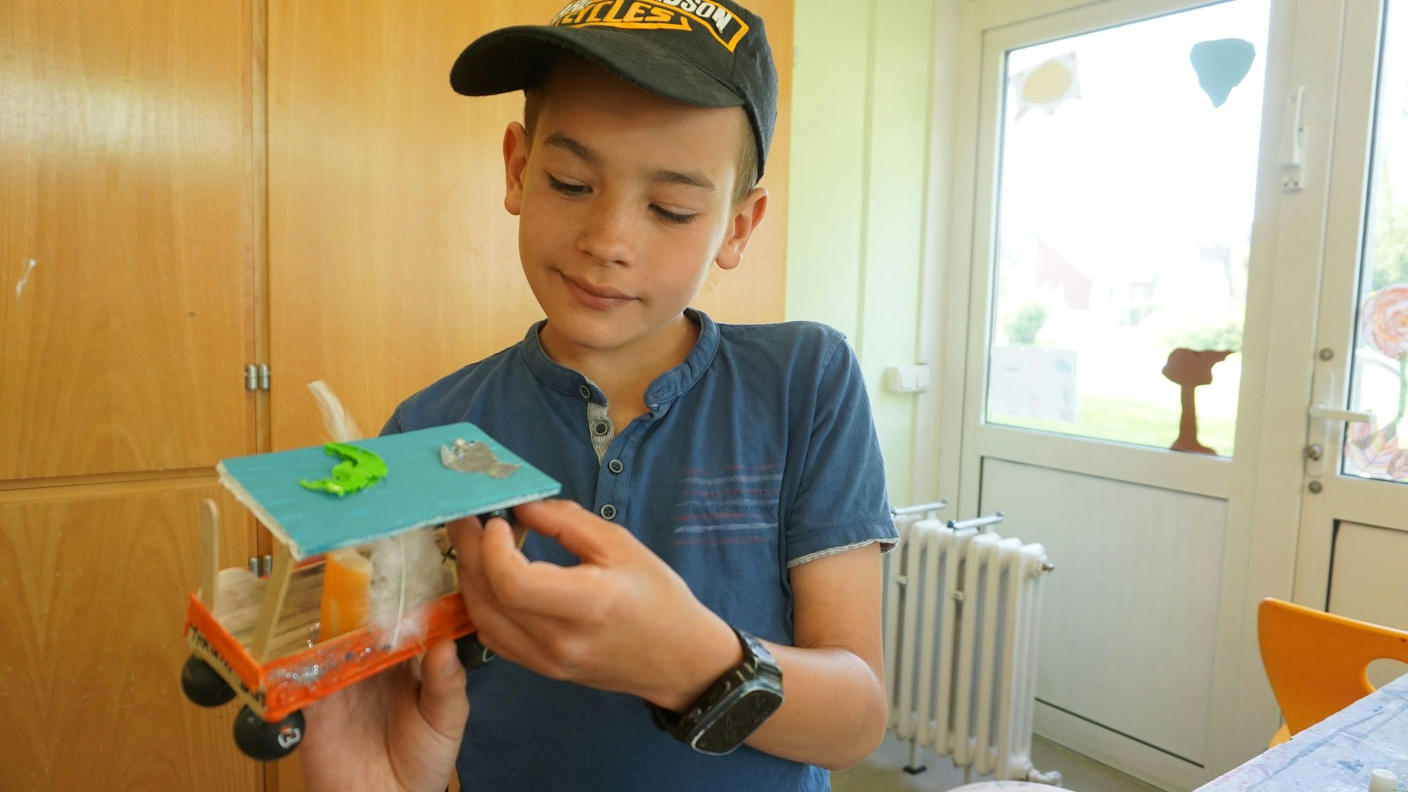 Leonard Holtze aus Zülpich zeigt mithilfe eines Modells, wie man in der Zukunft zur Schule kommt.