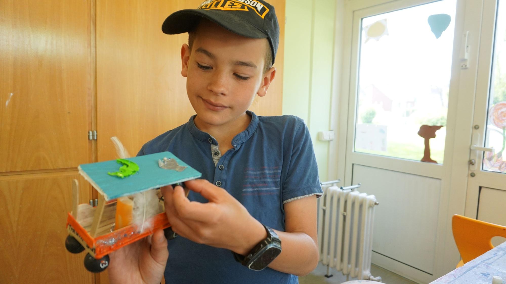 Leonard Holtze aus Zülpich zeigt mithilfe eines Modells, wie man in der Zukunft zur Schule kommt.