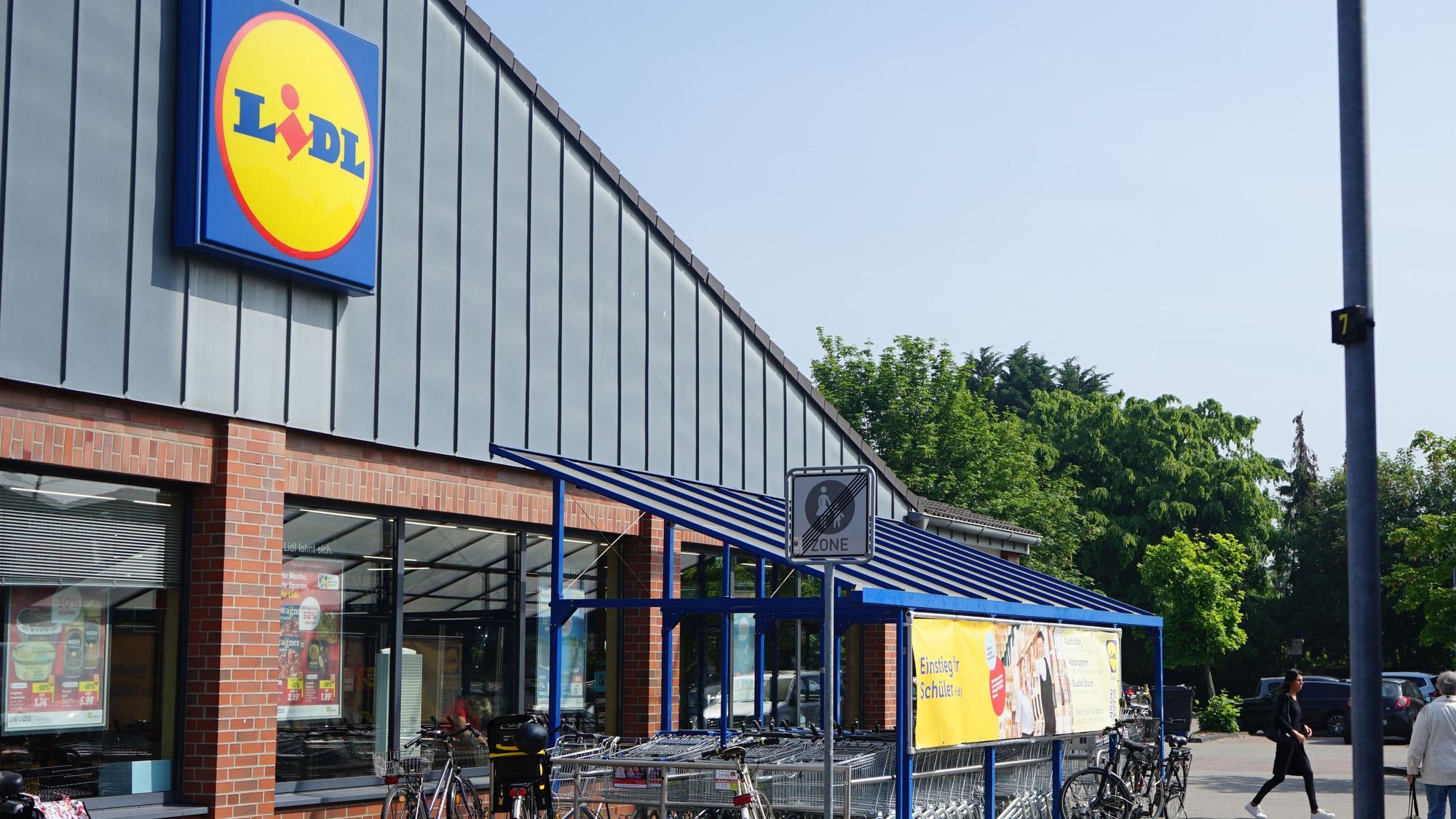 Zu sehen ist das Gebäude des Supermarkts Lidl.
