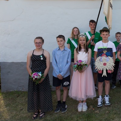 Eine Gruppe von Kindern steht beisammen, in ihrer Mitte steht ein Kinderschützenkönigspaar.