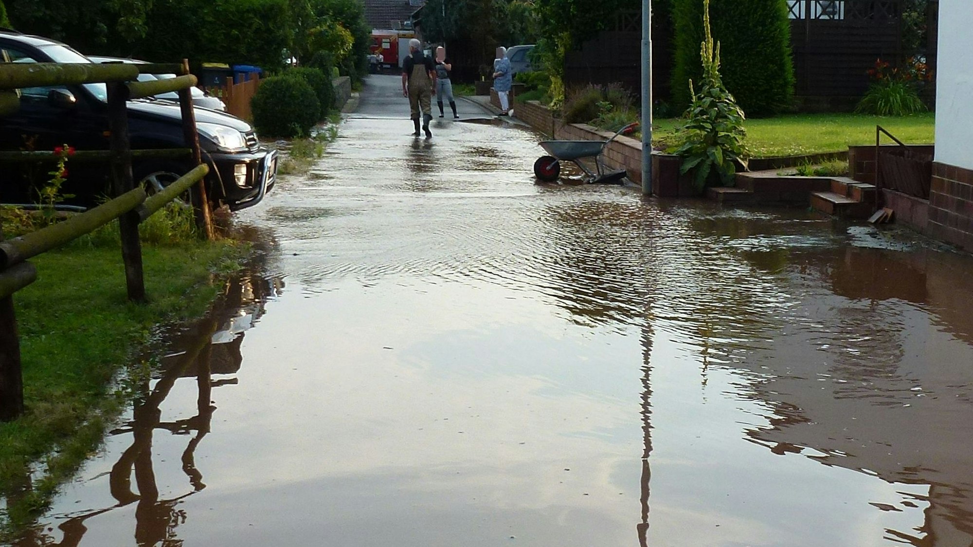 Eine Straße ist überflutet.