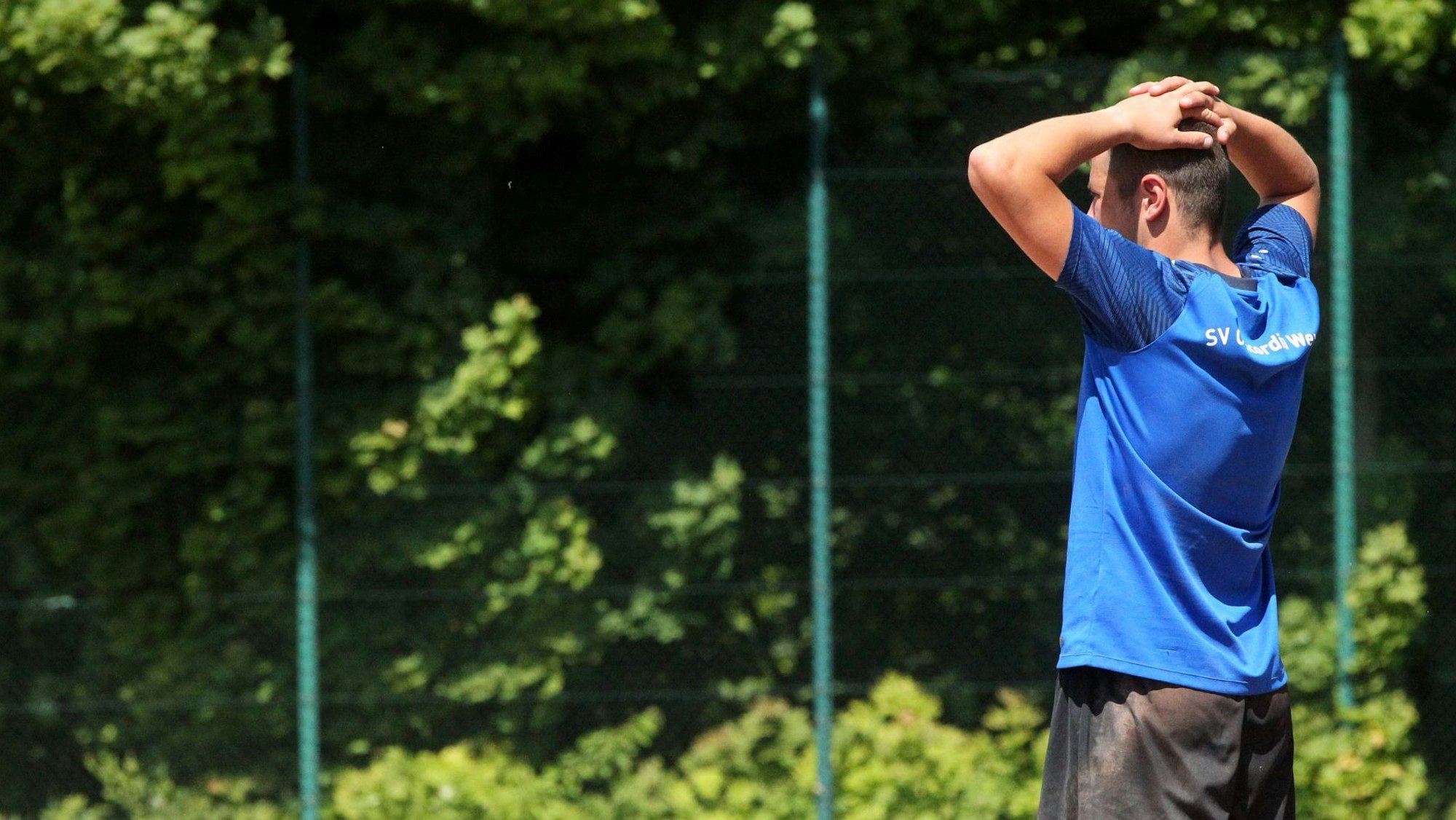 Simon Sures vom SV Concordia Weyer schlägt die Hände über dem Kopf zusammen.