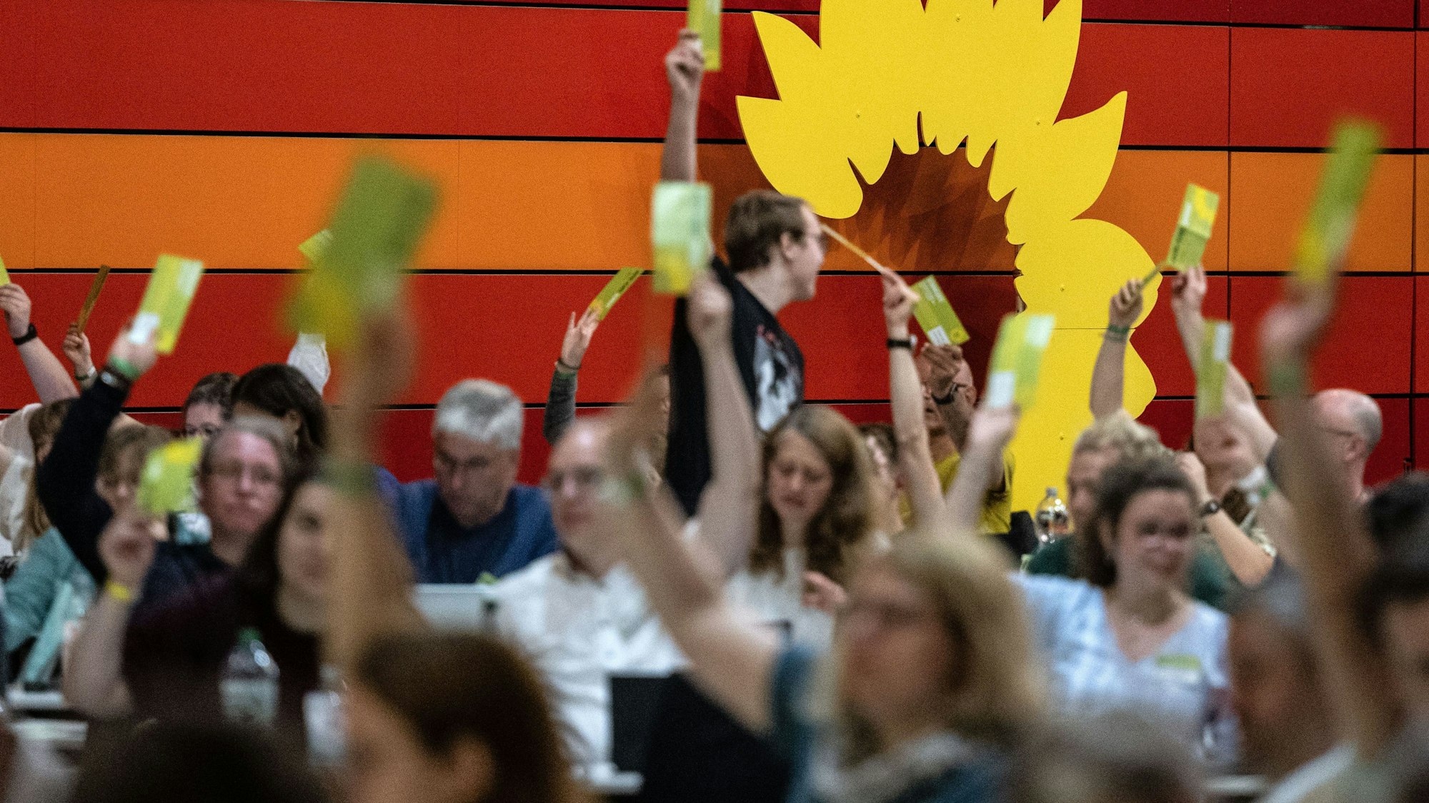 Parteitag der Grünen: Delegierte stimmen bei der Versammlung ab.