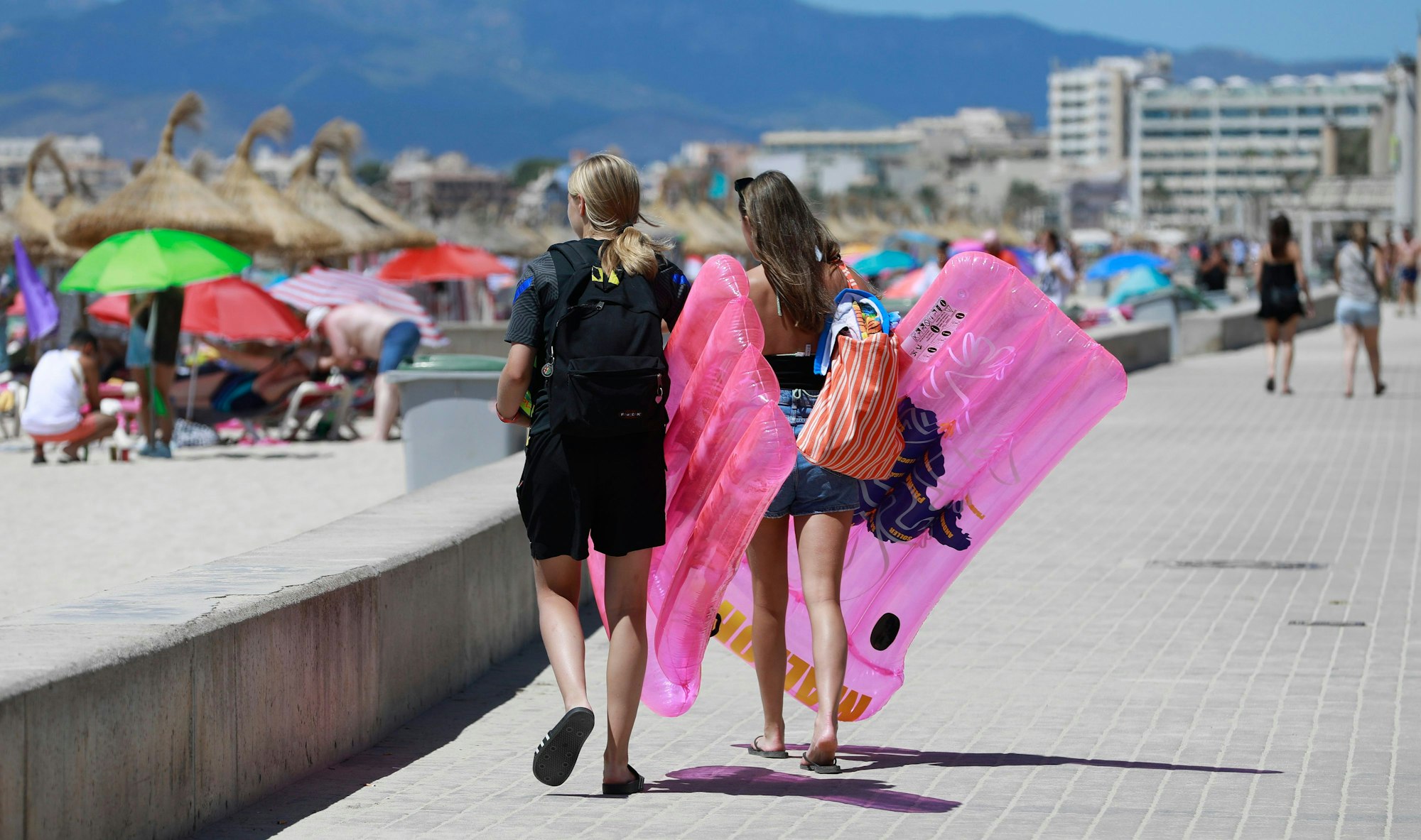 Urlauber auf der Promenade von Palma de Mallorca