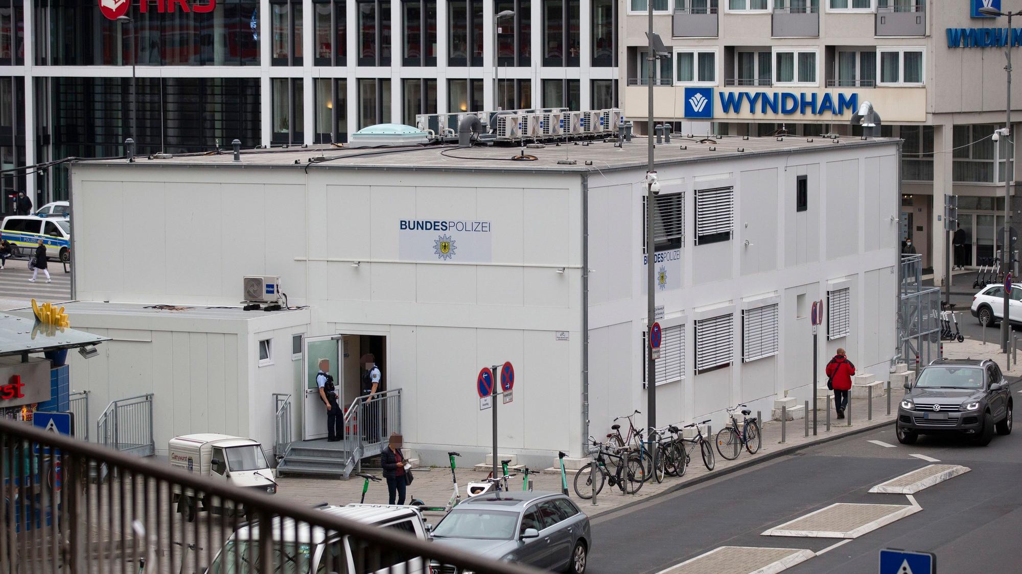 Vor der Containerwache der Bundespolizei kam es zu dem Angriff mit einem Küchenmesser.