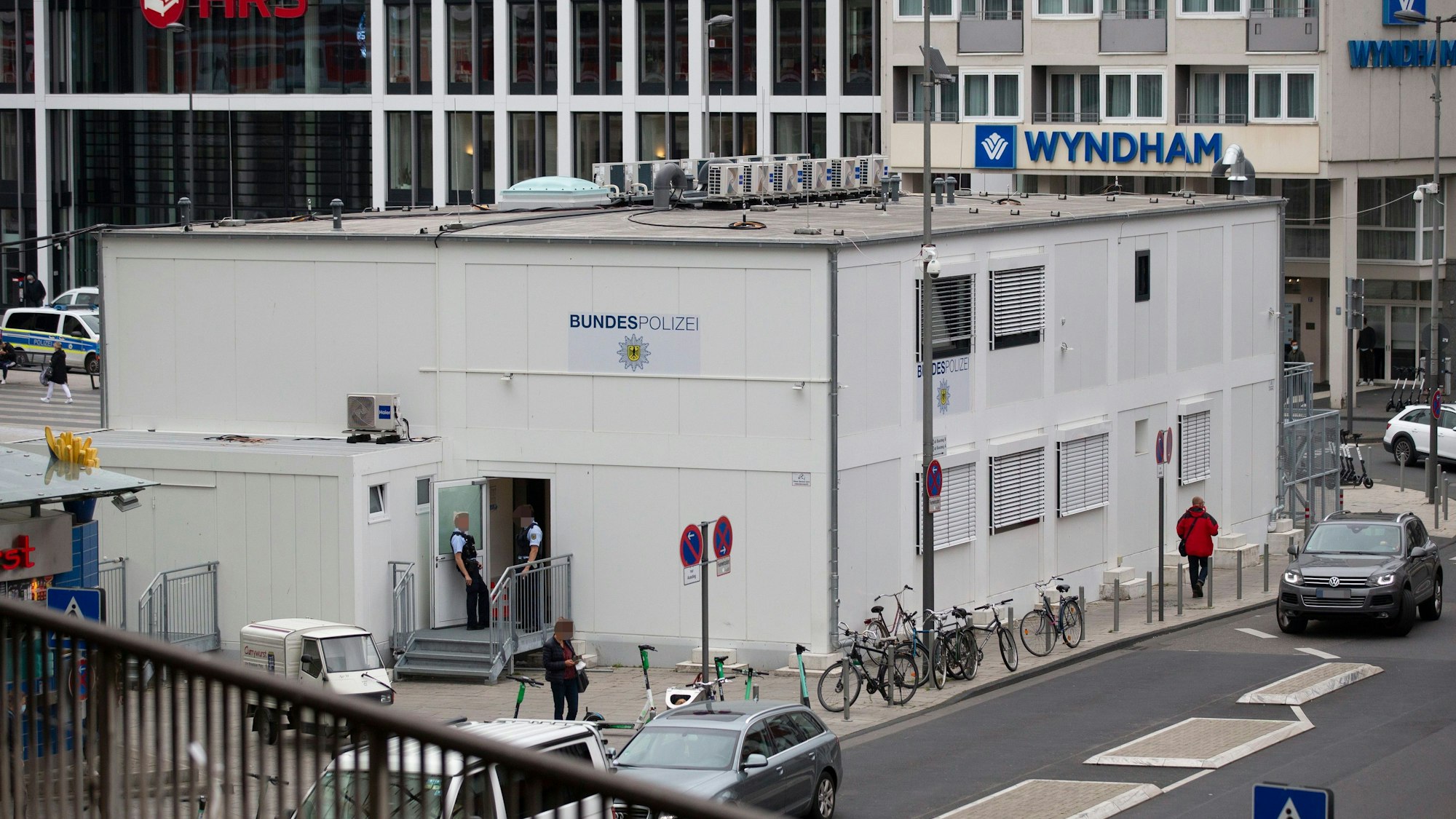 Vor der Containerwache der Bundespolizei kam es zu dem Angriff mit einem Küchenmesser.