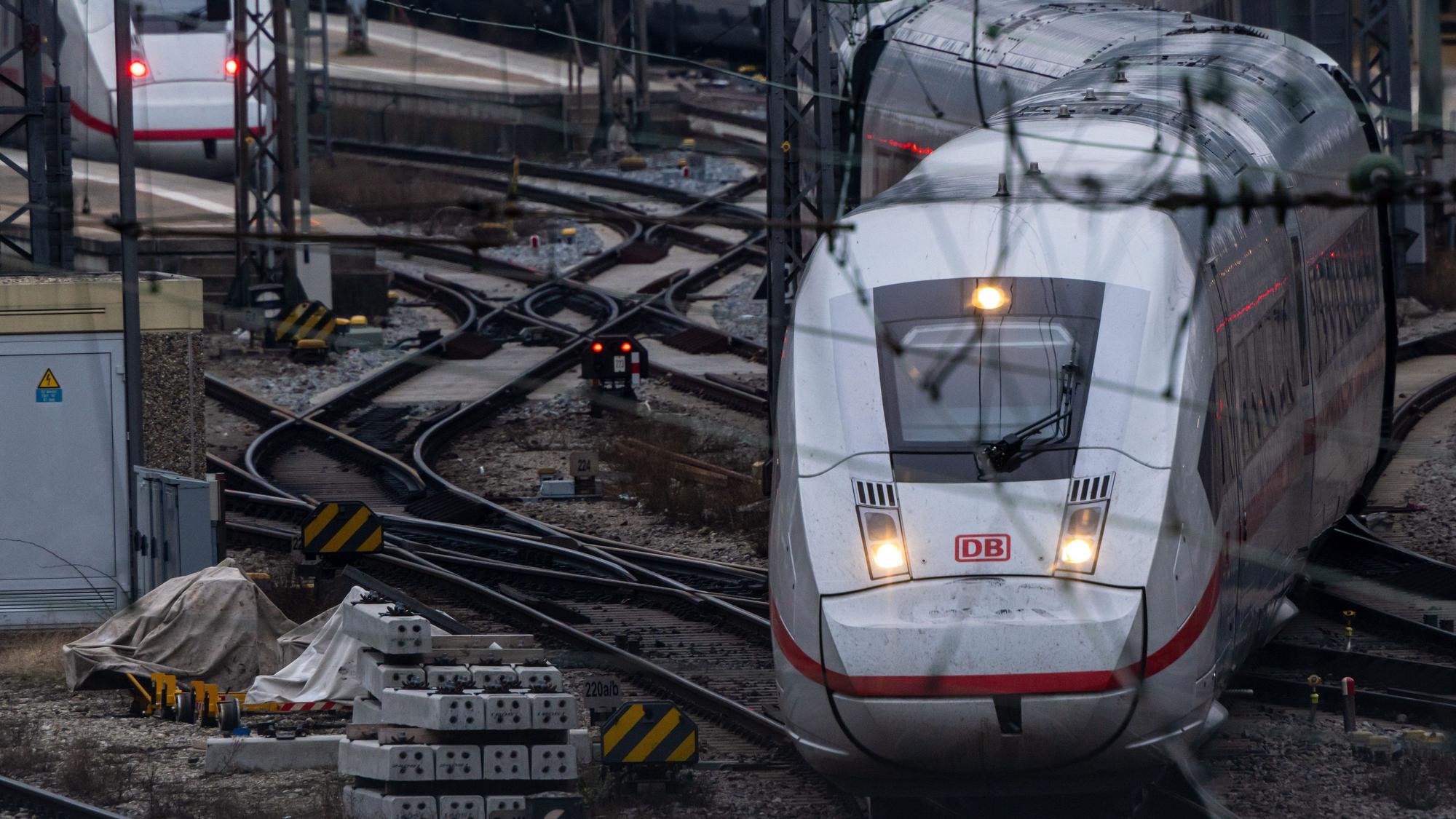 Ein ICE der Deutschen Bahn verlässt einen Bahnhof.