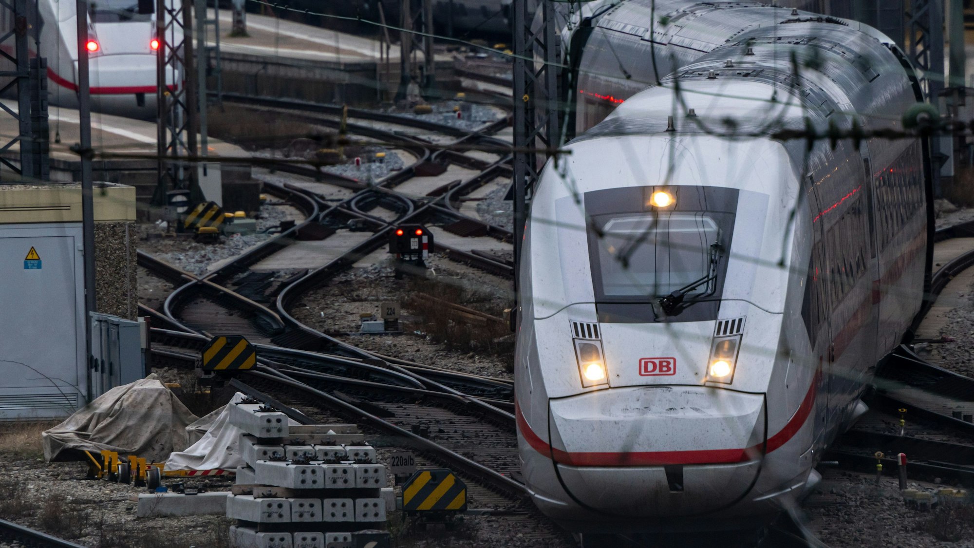 Ein ICE der Deutschen Bahn verlässt einen Bahnhof.