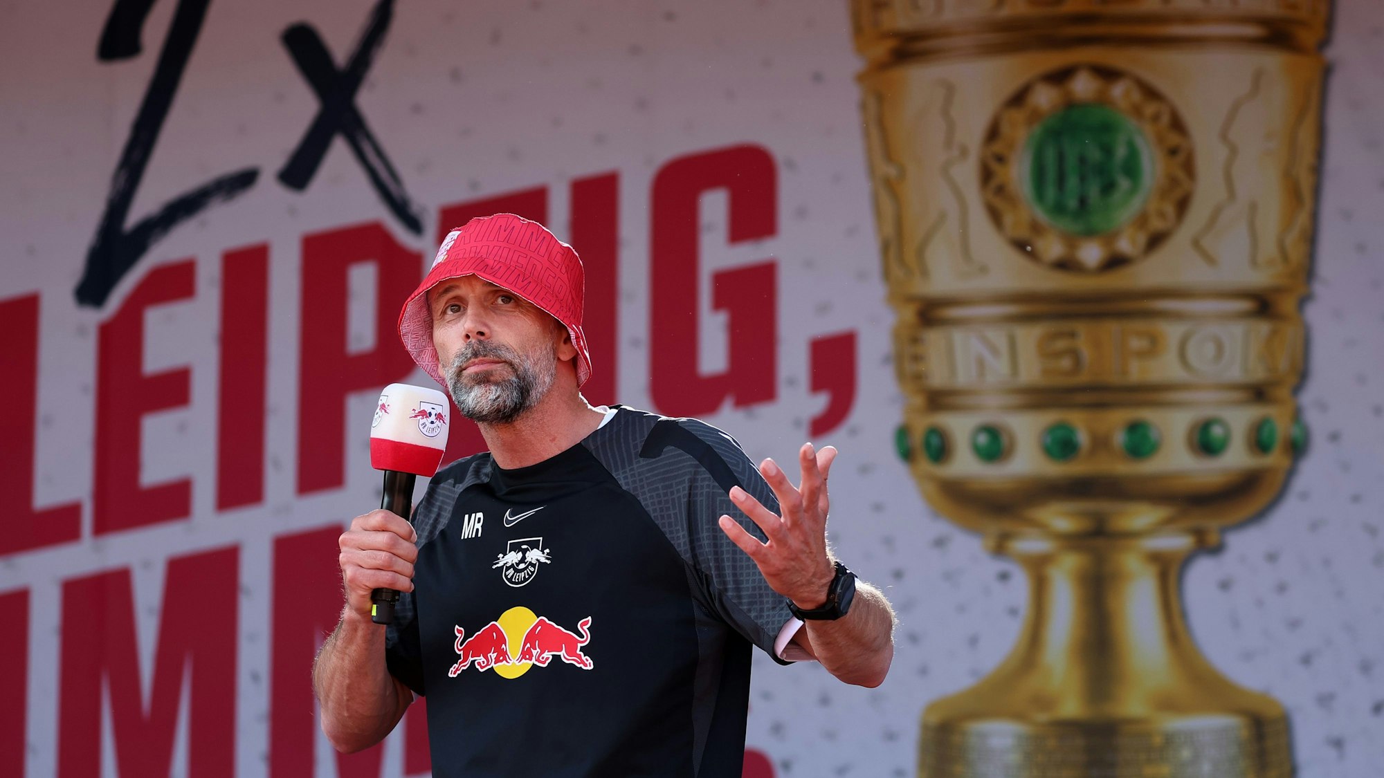 Leipzigs Trainer Marco Rose spricht zu den zahlreichen Fans bei einer Feier auf der Festwiese.