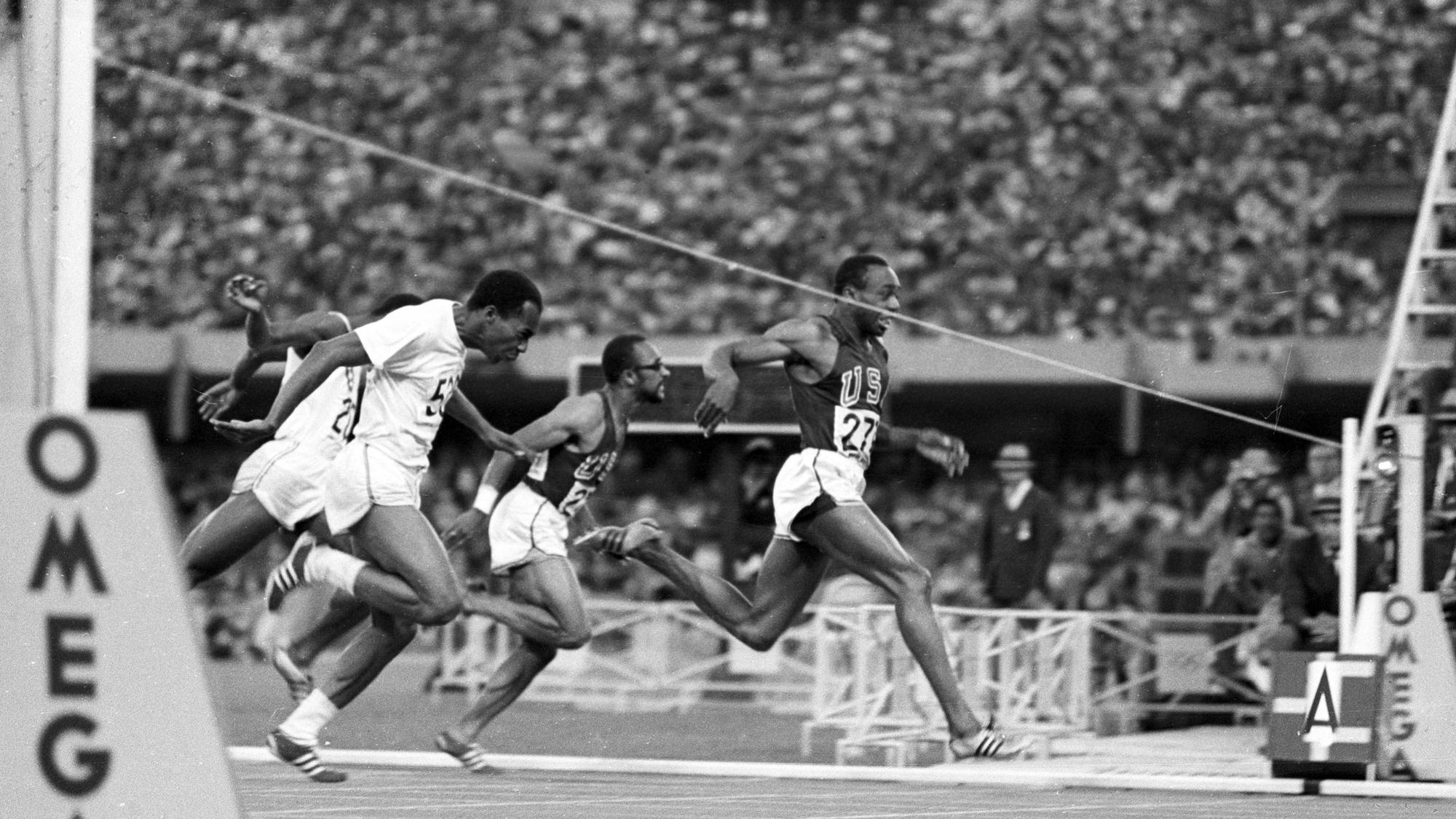 Finale 100m der Olympischen Spiele 1968, v.re.: Olympiasieger Jim Hines USA gewinnt in Weltrekordzeit vor Lennox Miller Jamaika, Charles -Charlie- Greene USA und Pablo Montes Kuba