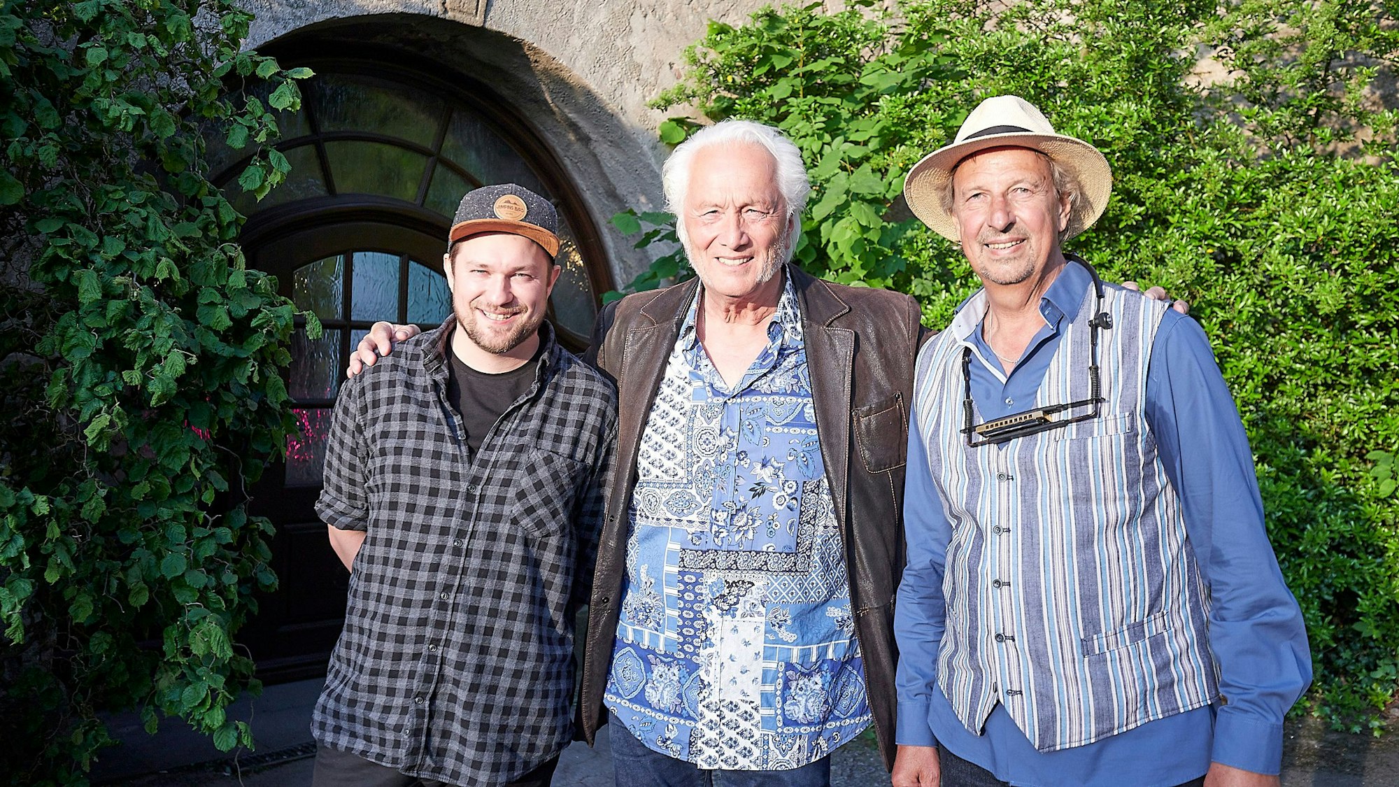 Julius Esser (v.l.), Hannes Schöner und Güter Hochgürtel stehen vor ihrem Auftritt in Steinfeld vor dem Schafstall.