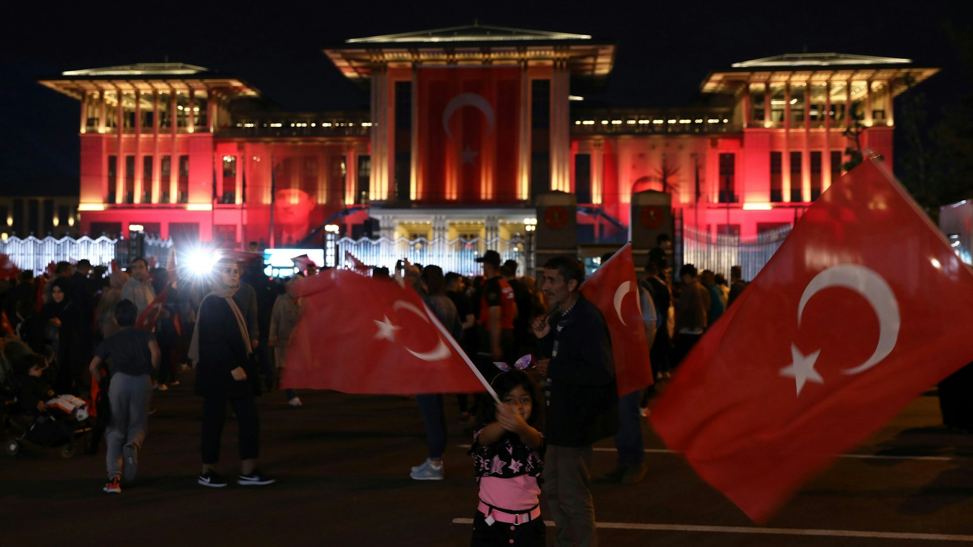 Anhänger des türkischen Präsidenten Erdogan versammeln sich vor dem Präsidentenpalast, um den Wahlsieg zu feiern.