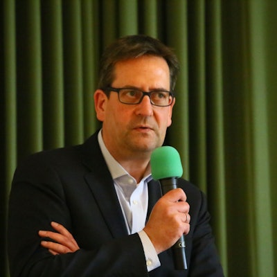 Der FDP-Bundestagsabgeordnete Markus Herbrand hält ein Mikrofon in der Hand. (Archivfoto)