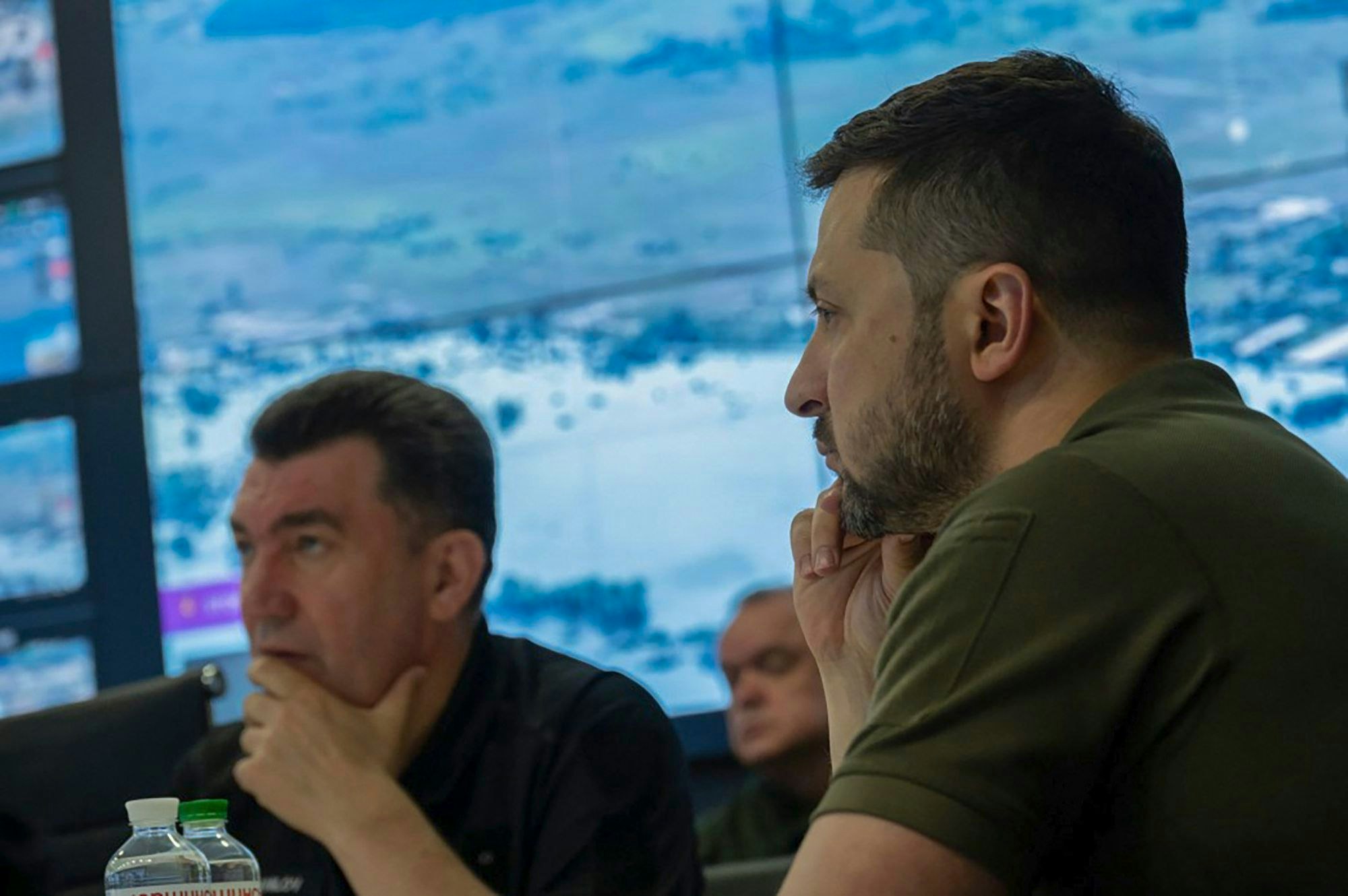 6. Juni 2023, Ukraine, Kiew: Auf diesem vom Pressebüro des ukrainischen Präsidenten über AP zur Verfügung gestellten Foto leitet Wolodymyr Selenskyj (r.), Präsident der Ukraine, die Dringlichkeitssitzung des Nationalen Sicherheits- und Verteidigungsrates zur Situation im Wasserkraftwerk Kachowka, nachdem der Staudamm über Nacht gesprengt wurde.