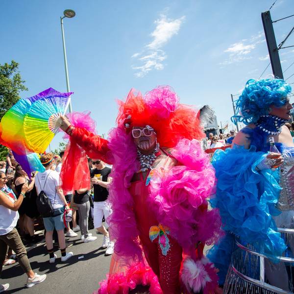 Bunt und schrill - so kennt man den CSD in Köln als Besucher. Doch die politische Botschaft soll wieder stärker werden.