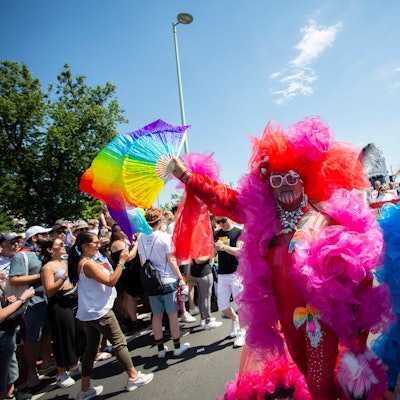 Bunt und schrill - so kennt man den CSD in Köln als Besucher. Doch die politische Botschaft soll wieder stärker werden.