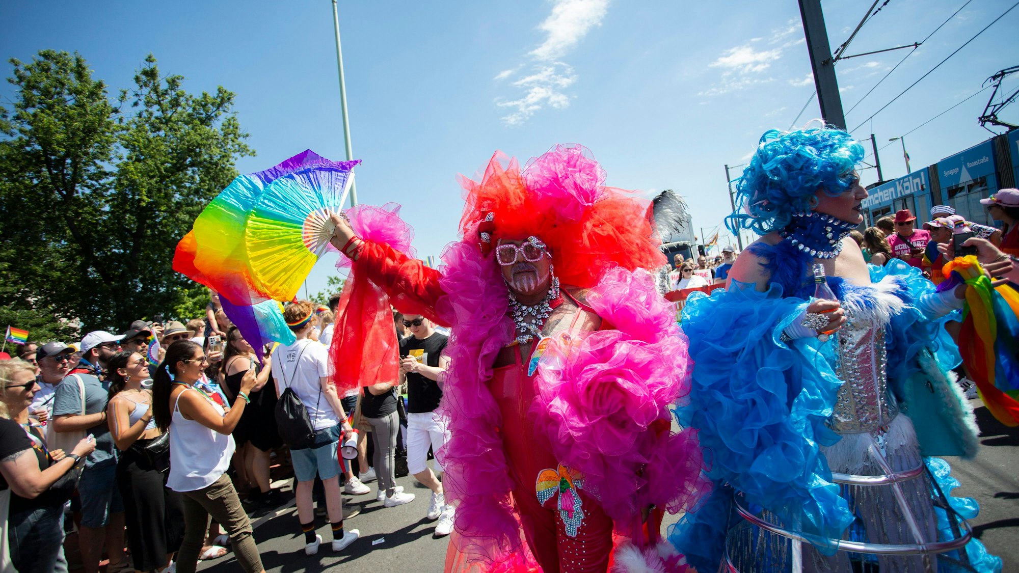 Bunt und schrill - so kennt man den CSD in Köln als Besucher. Doch die politische Botschaft soll wieder stärker werden.