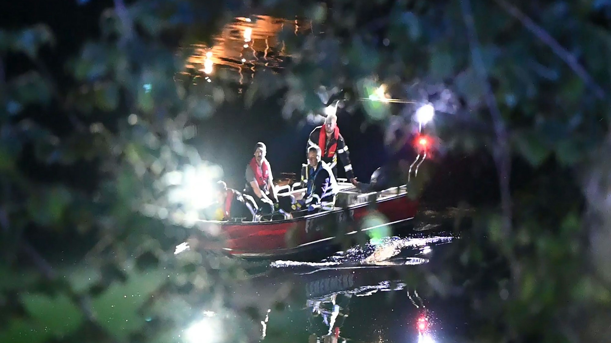 Eine Vielzahl von Rettungskräften war im Einsatz. Der leblose Mann wurde reanimiert und ins Krankenhaus gebracht.