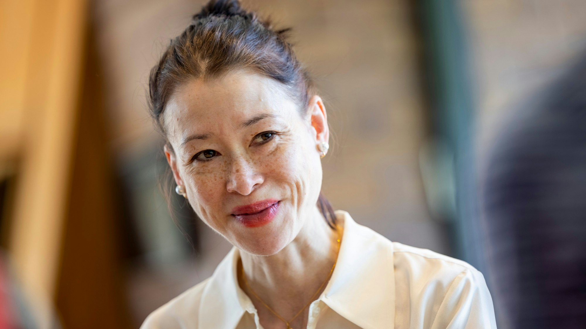 Dr. Shao-Lan Hertel
lächelt an der Kamera vorbei.