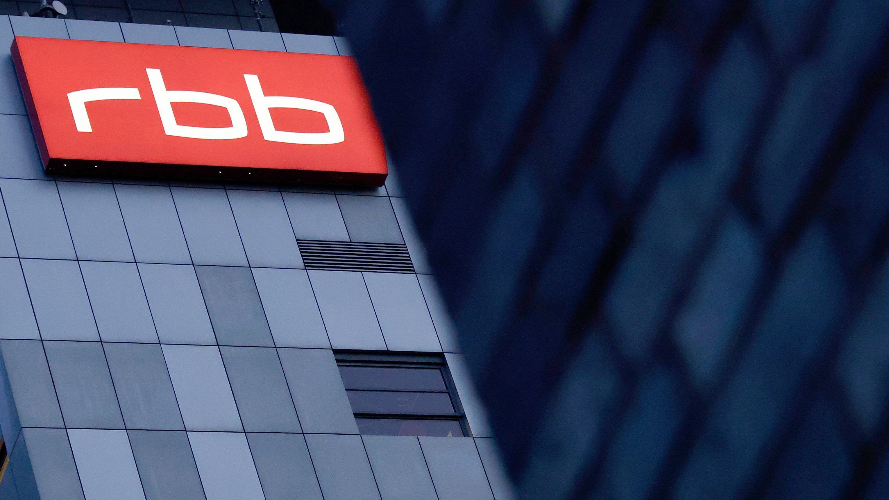 Das beleuchtete Logo des Senders Rundfunk Berlin-Brandenburg (RBB) ist an der Fassade am Sitz des Senders an der Masurenallee angebracht.