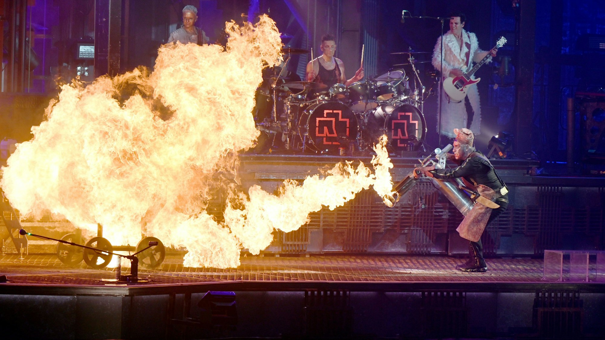 Im Feuer: Rammstein-Sänger Till Lindemann (r.) benutzt bei einem Konzert einen Flammenwerfer, viel Pyrotechnik und eine aufwändige Lichtshow hat die Band zum Markenzeichen gemacht. (Archivbild)