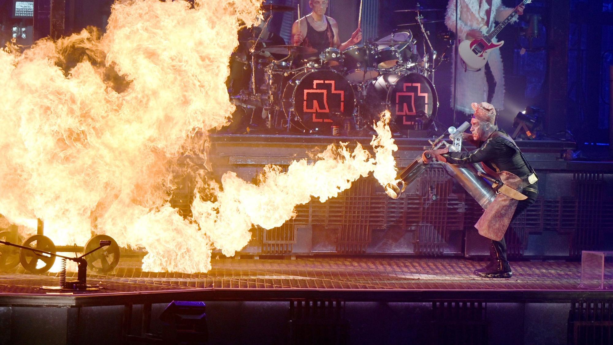 Rammstein Frontsänger Till Lindemann (r) feuert auf der Bühne mit einem Flammenwerfer auf Band-Mitglied Christian Lorenz (l, im Feuer) während des Titels «Mein Teil». Rammstein sind auf Deutschland-Tournee mit ihrem neuen Album «Zeit». Foto: Malte Krudewig/dpa +++ dpa-Bildfunk +++