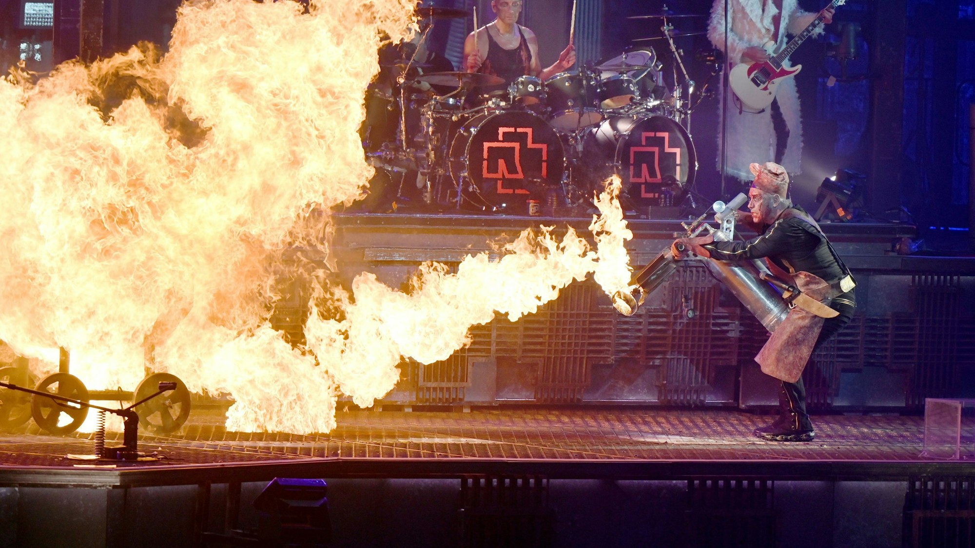 Rammstein Frontsänger Till Lindemann (r) feuert auf der Bühne mit einem Flammenwerfer auf Band-Mitglied Christian Lorenz (l, im Feuer) während des Titels «Mein Teil». Rammstein sind auf Deutschland-Tournee mit ihrem neuen Album «Zeit». Foto: Malte Krudewig/dpa +++ dpa-Bildfunk +++