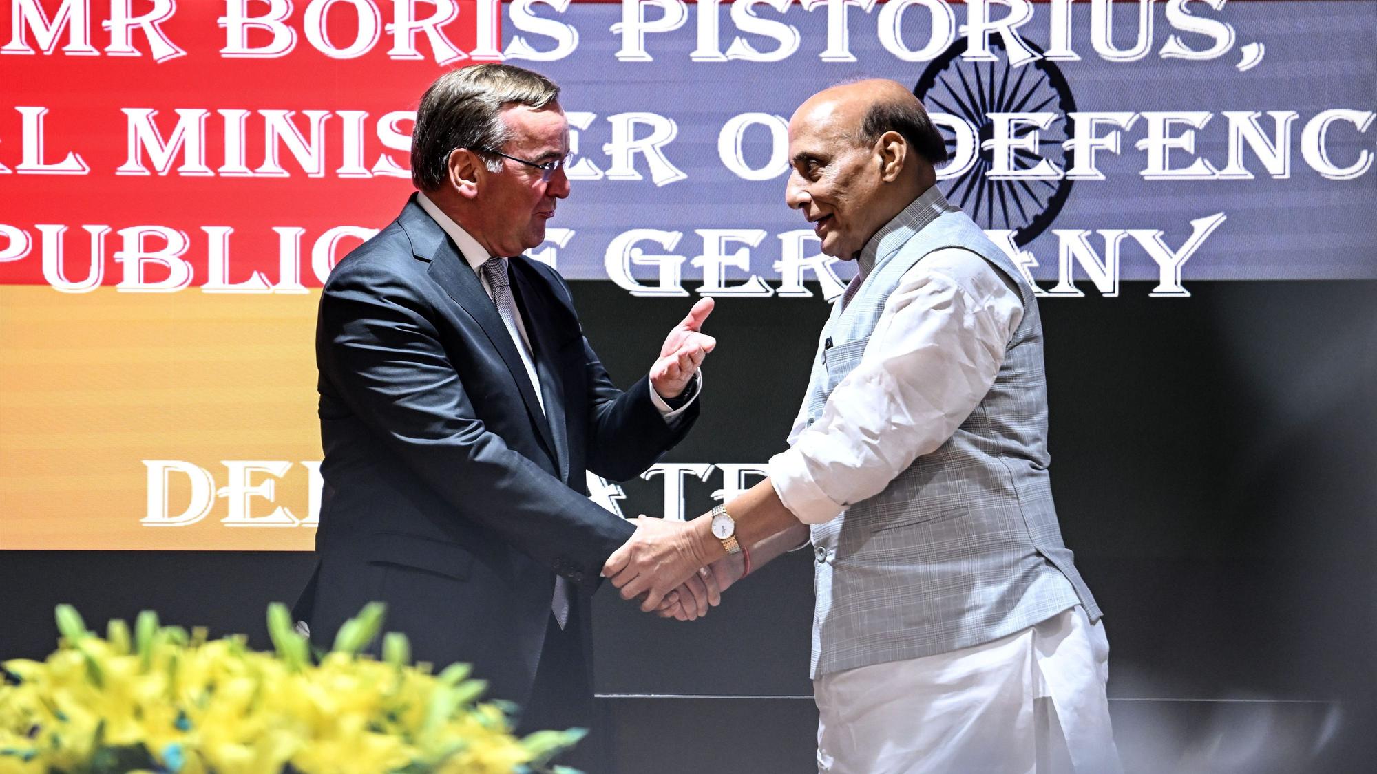 6. Juni 2023, Indien, Neu-Delhi: Boris Pistorius (l., SPD), Bundesminister der Verteidigung, wird von seinem indischen Amtskollegen Rajnath Singh, empfangen.