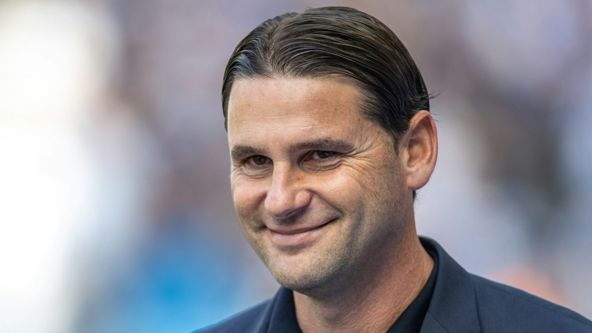 Trainer Gerardo Seoane von Bayer Leverkusen lächelt vor Spielbeginn.
