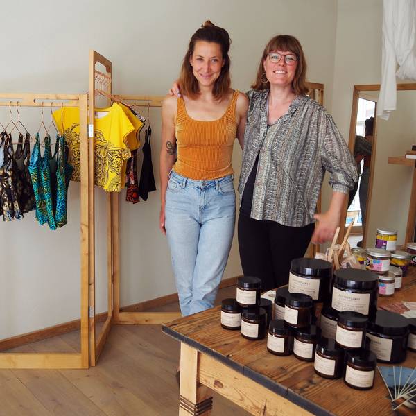 Zwei Frauen stehen in dem Atelier nebeneinander.