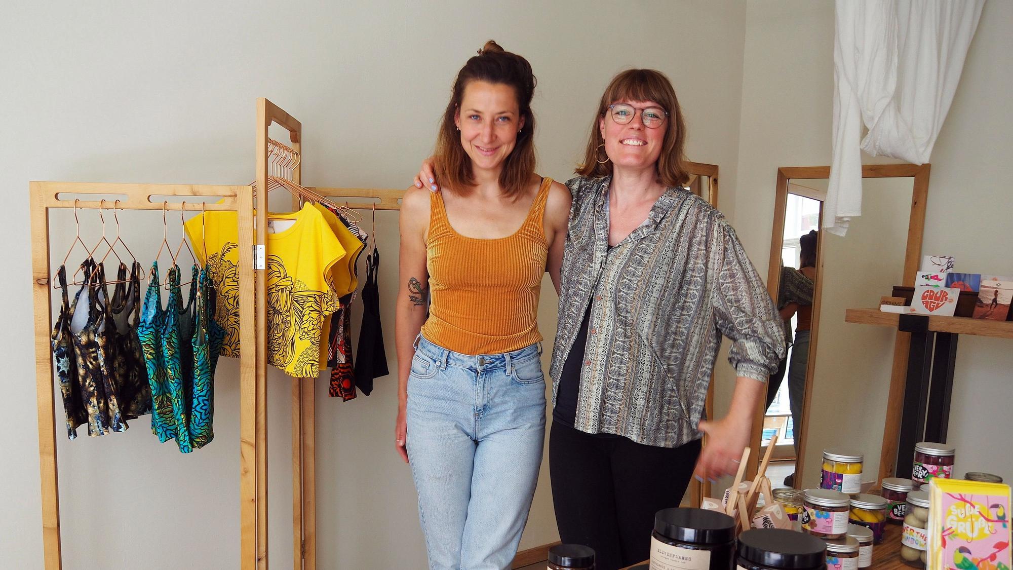 Zwei Frauen stehen in dem Atelier nebeneinander.