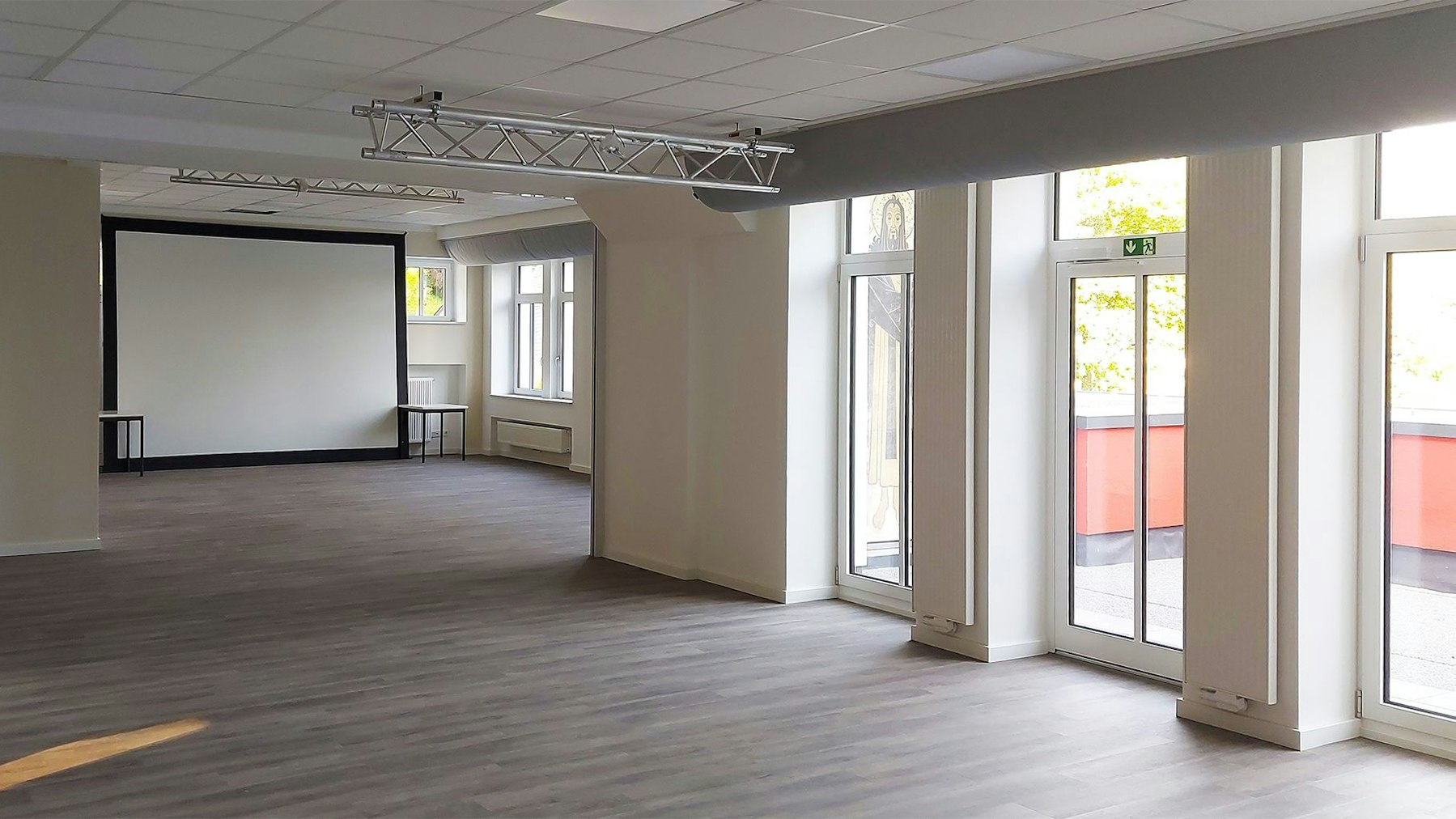 Neuer Boden, bodentiefe Fenster: Das Bild zeigt einen Blick in den unterteilbaren Saal im Dorfgemeinschaftshaus.