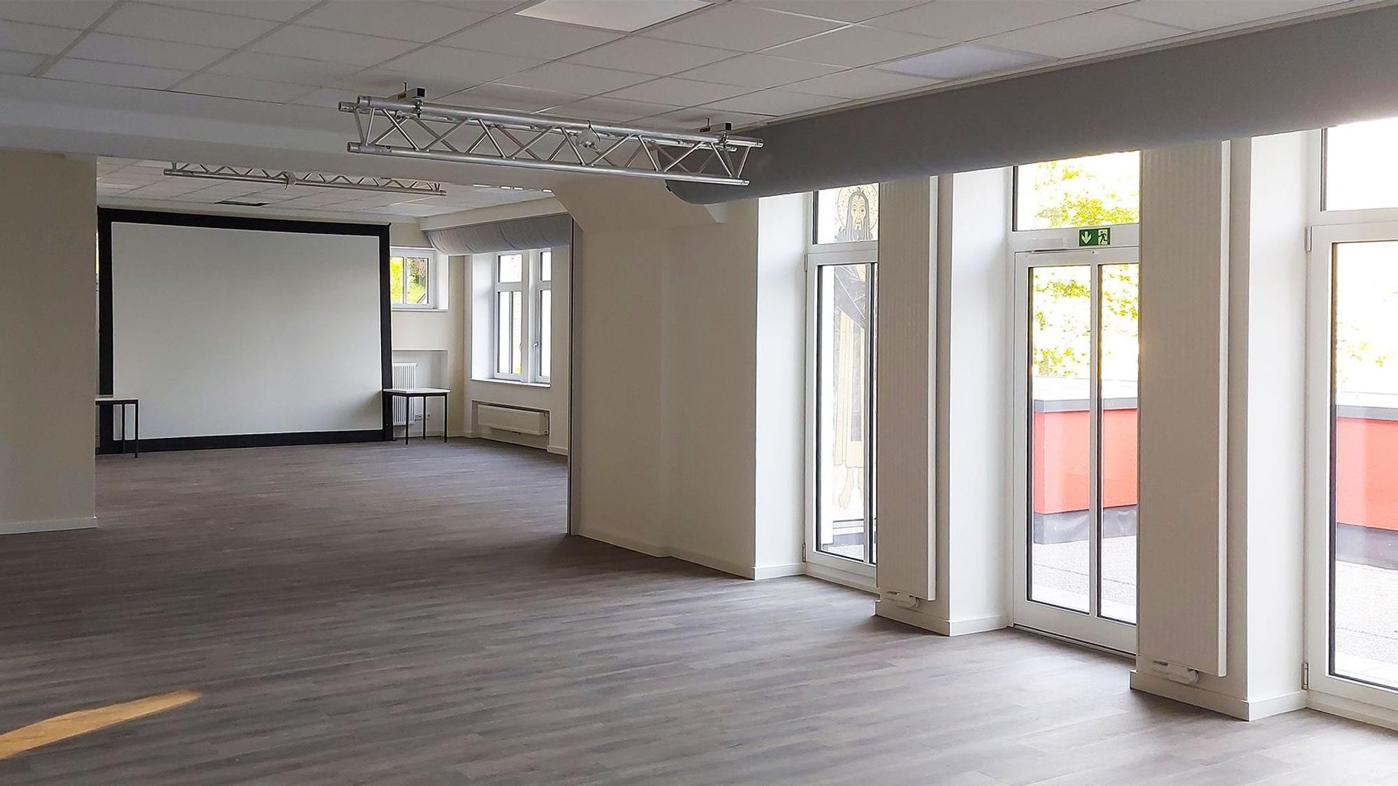 Neuer Boden, bodentiefe Fenster: Das Bild zeigt einen Blick in den unterteilbaren Saal im Dorfgemeinschaftshaus.