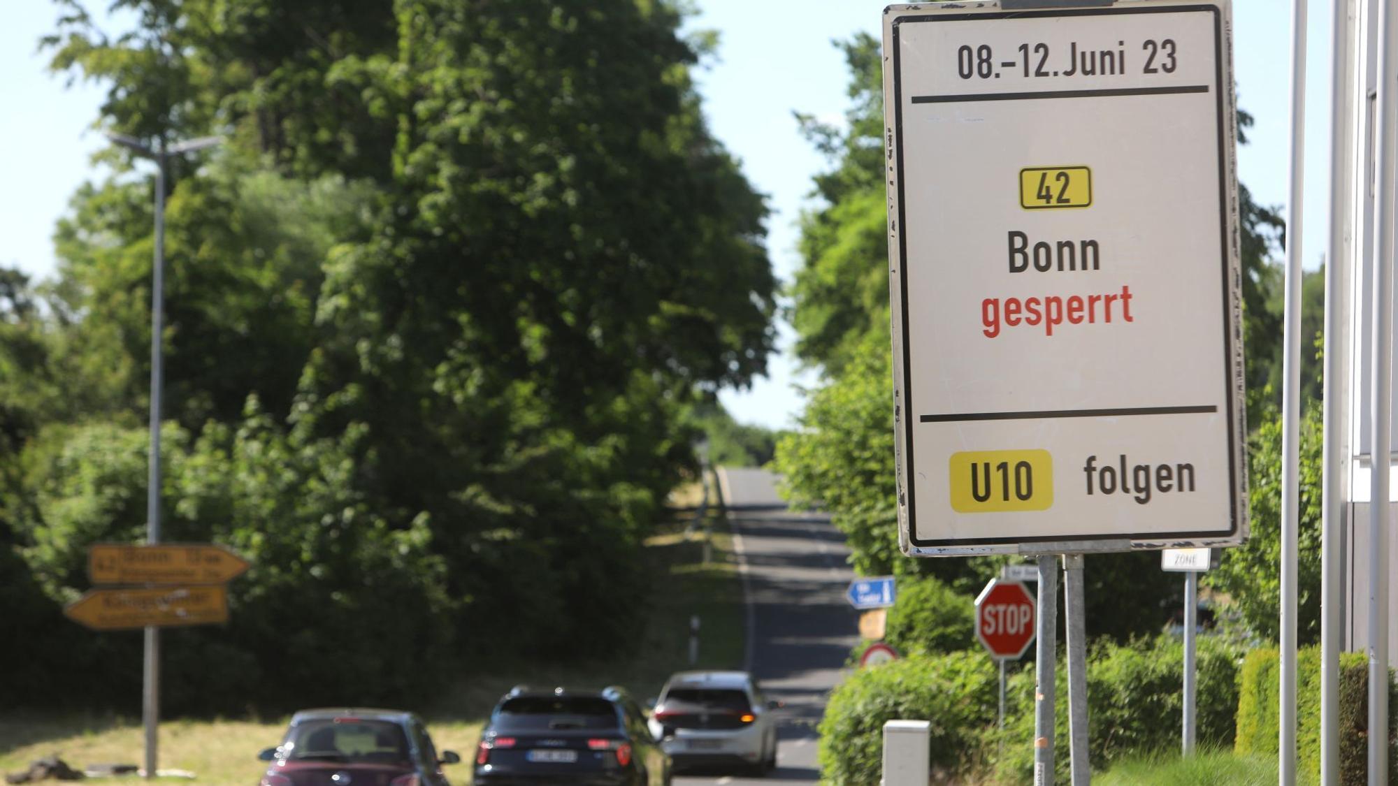 Drei Autos fahren in Rhöndorf die Auffahrt zur Bundesstraße 42 hinauf. Davor weist ein Schild auf die Sperrung vom 8, bis 12. Juni hin.