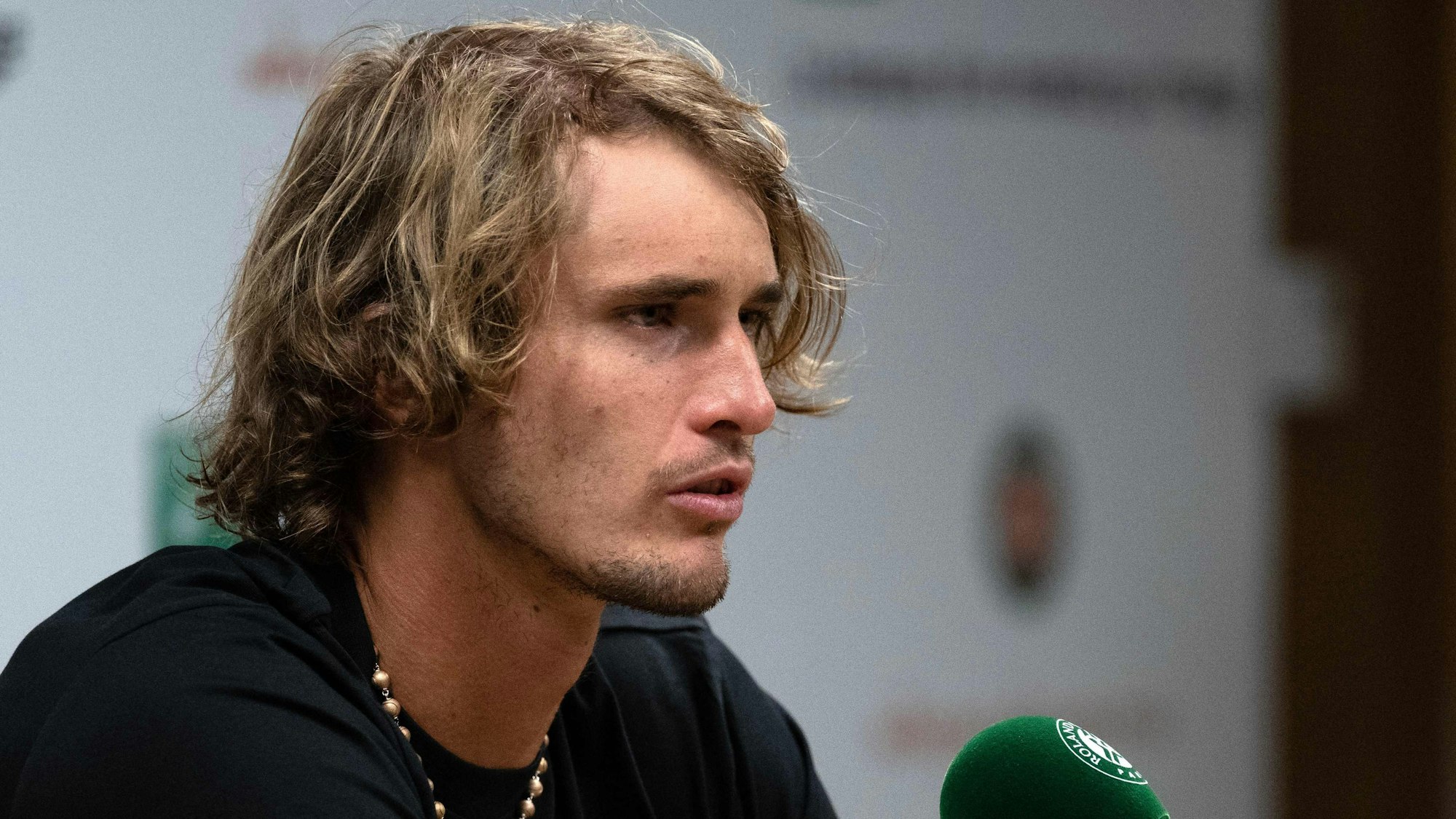 Alexander Zverev spricht auf der Pressekonferenz nach seinem Achtelfinal-Triumph.