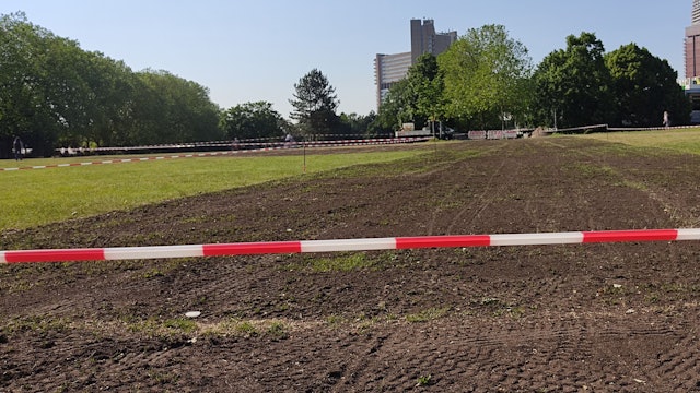 Die Uniwiese ist mit Absperrband abgesperrt. An einem Teil der Wiese ist nur noch der Boden zu sehen.