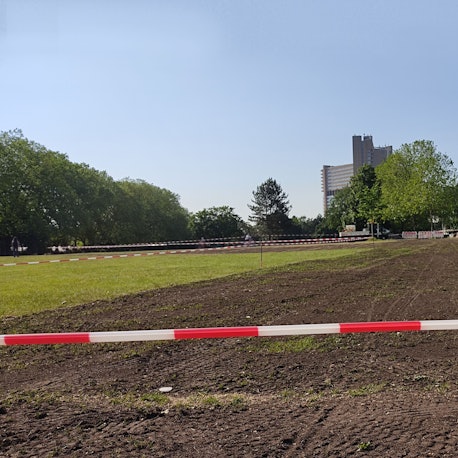 Die Uniwiese ist mit Absperrband abgesperrt. An einem Teil der Wiese ist nur noch der Boden zu sehen.
