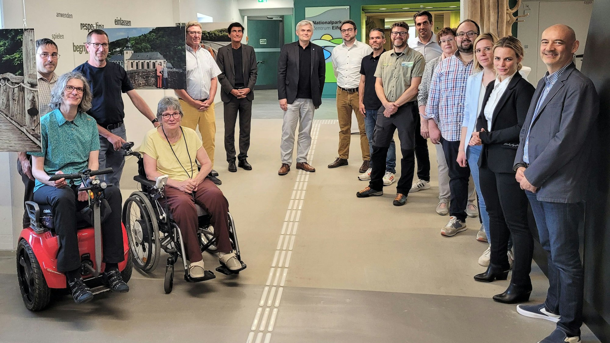 Eine Gruppe Menschen ist im Halbkreis zusammen.