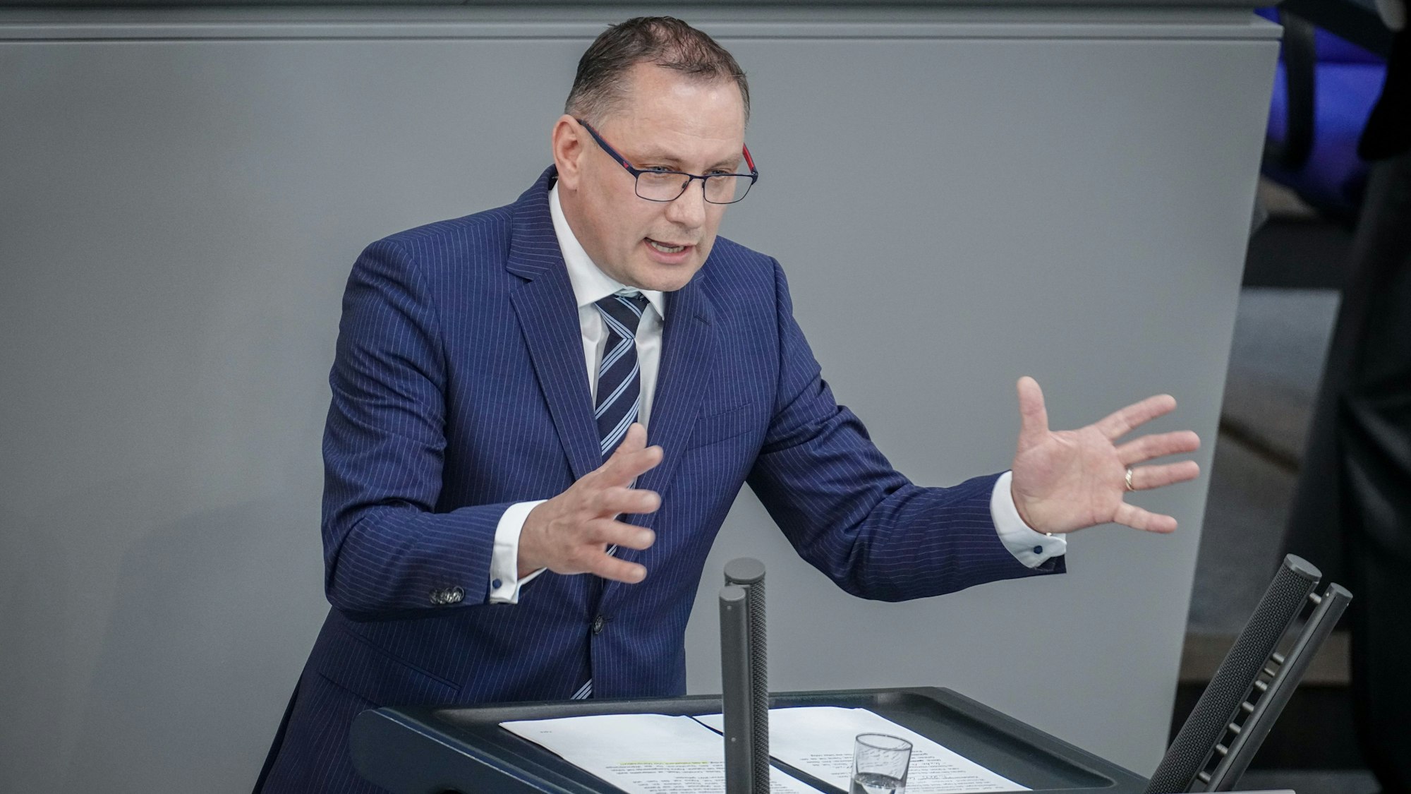 Tino Chrupalla, AfD-Bundesvorsitzender und Fraktionsvorsitzender der AfD, spricht bei der Sitzung des Bundestags.