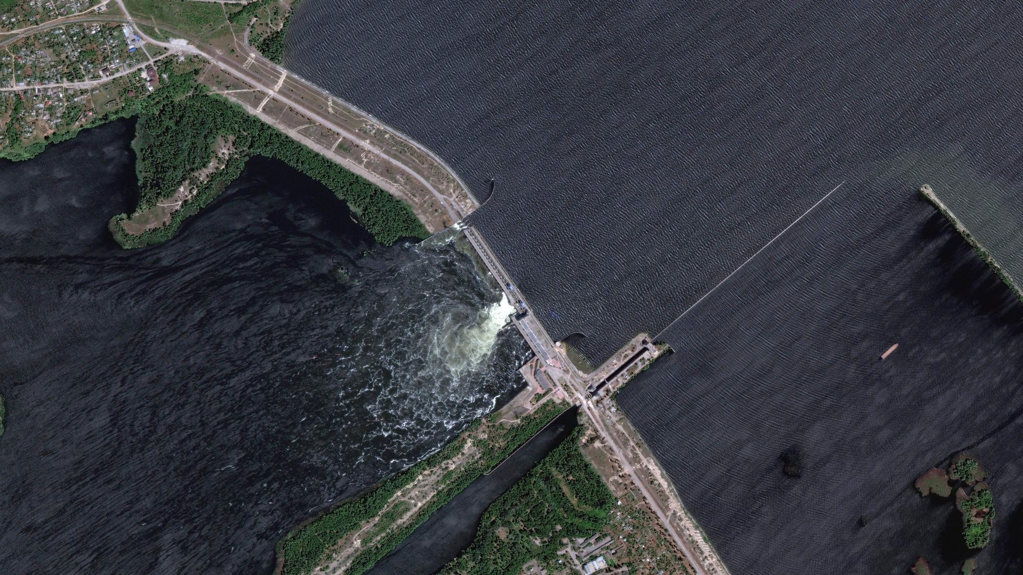 HANDOUT - 05.06.2023, Ukraine, ---: Dieses von Maxar Technologies über AP zur Verfügung gestellte Satellitenbild zeigt den Kachowka-Staudamm. Im von Russland besetzten Teil der südukrainischen Region Cherson ist nach Angaben der Kriegsparteien ein wichtiger Staudamm nahe der Front schwer beschädigt worden.