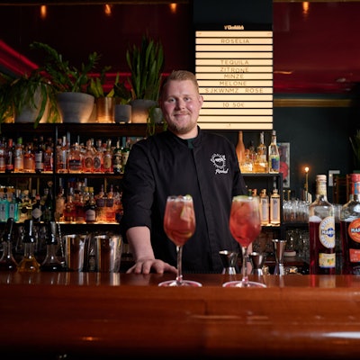 Barchef Cedric Golze-Schlieper in der Rosebud Bar. Foto: Christian Festag