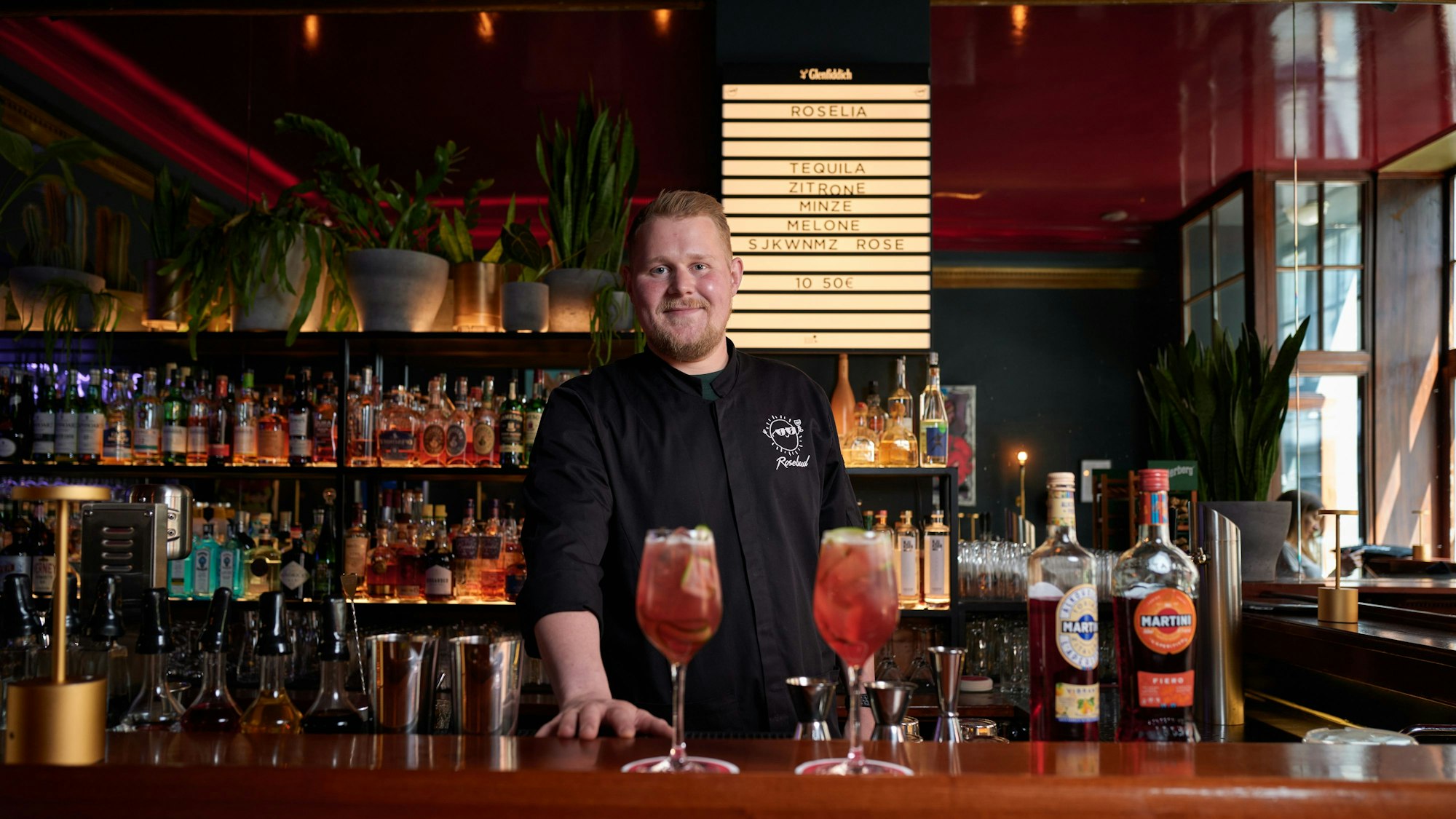 Barchef Cedric Golze-Schlieper in der Rosebud Bar. Foto: Christian Festag