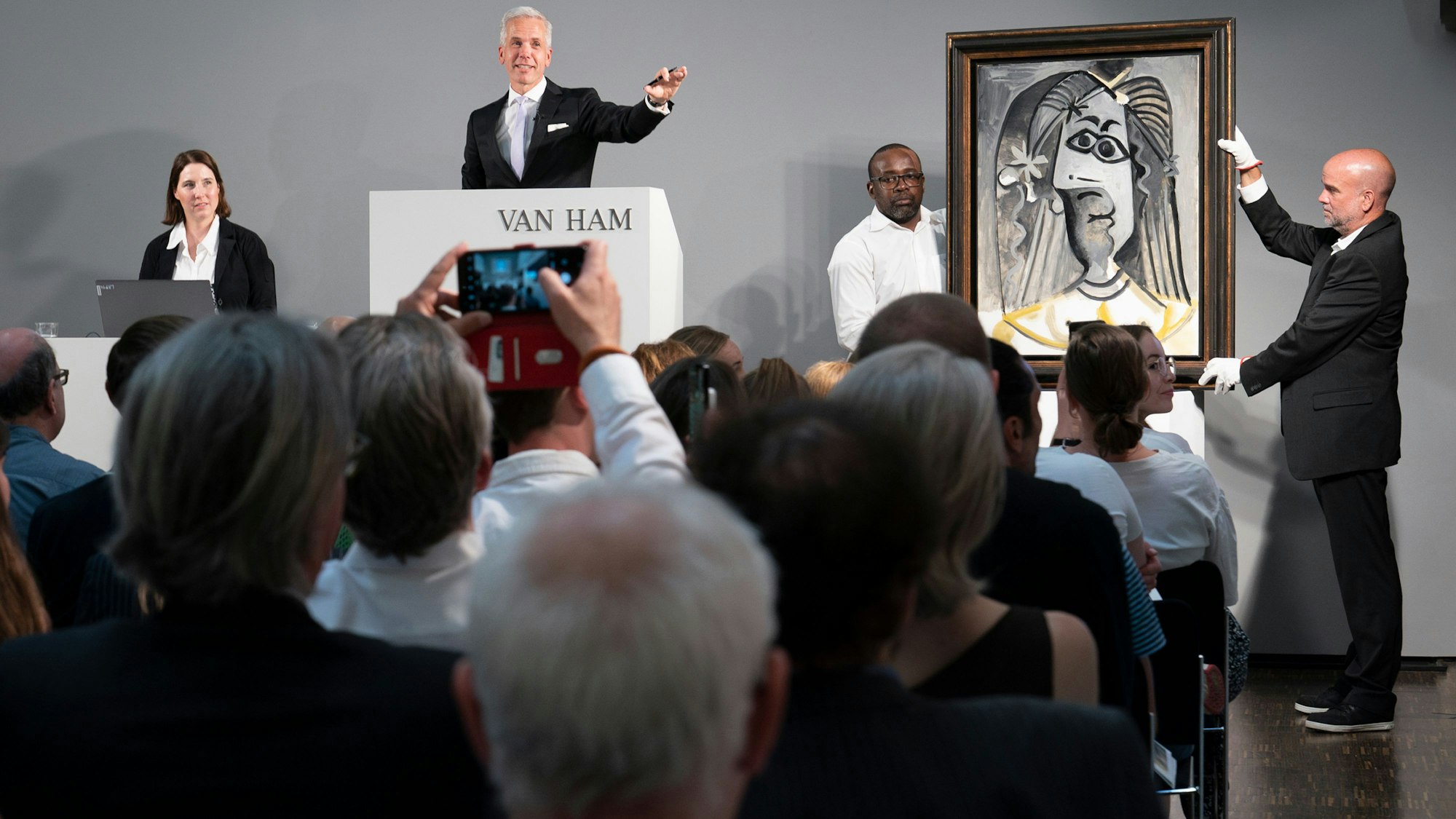 Im Auktionshaus Van Ham wurde Pablo Picassos Gemälde „Buste de femme“ für 3,4 Millionen Euro versteigert.