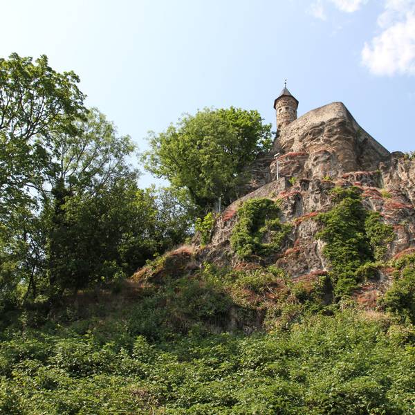Michaelsberg in Siegburg, Südseite, mit Johannistürmchen.