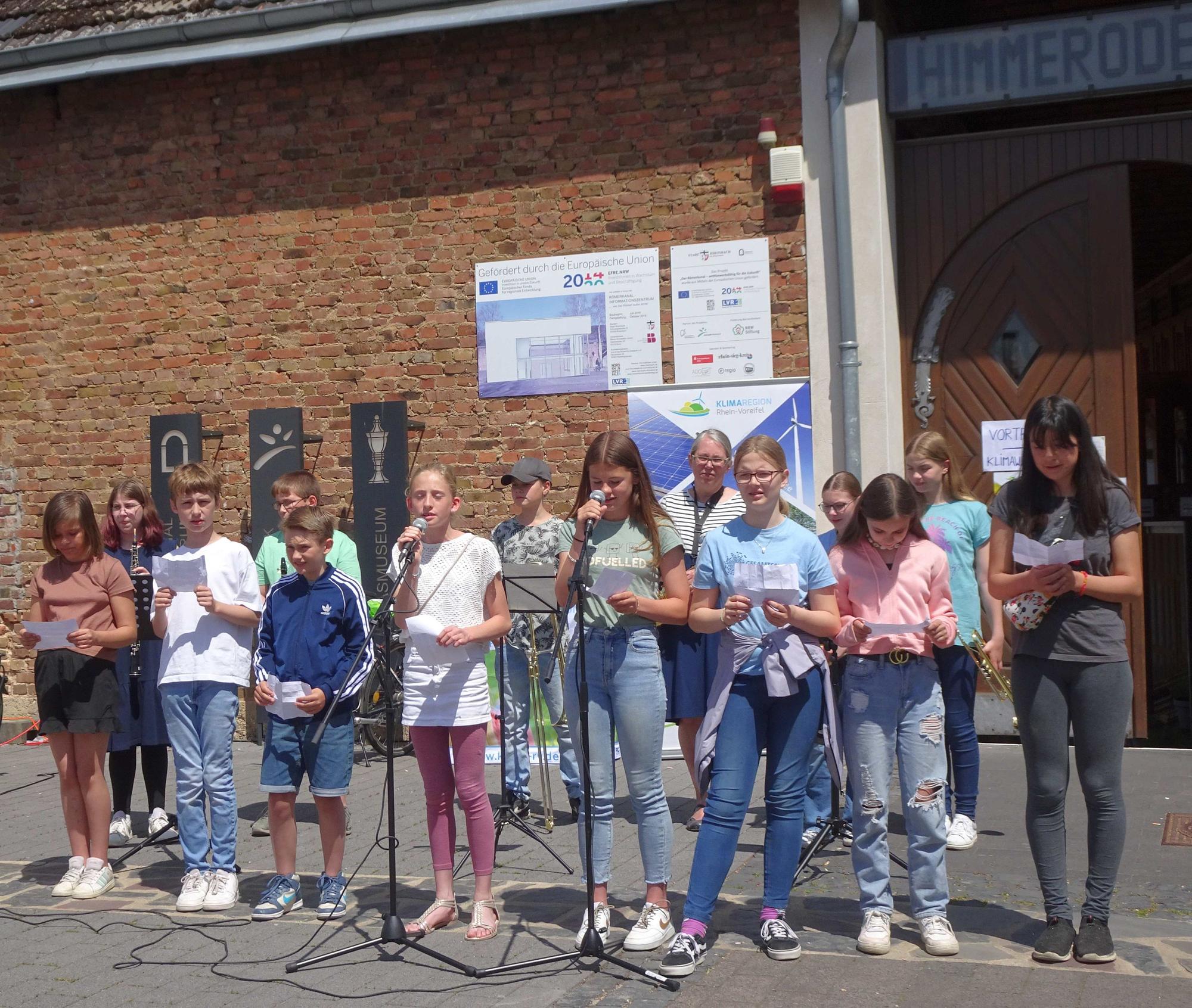 Interkommunales Klimaforum auf dem Himmeroder Wall in Rheinbach. Der Chor der Fünft- und Sechstklässler der Gesamtschule Swisttal um ihren Leiter Andreas Tiggemann singt den von der Klima-Song-Ag komponierten selbst geschriebenen "Klimasong".