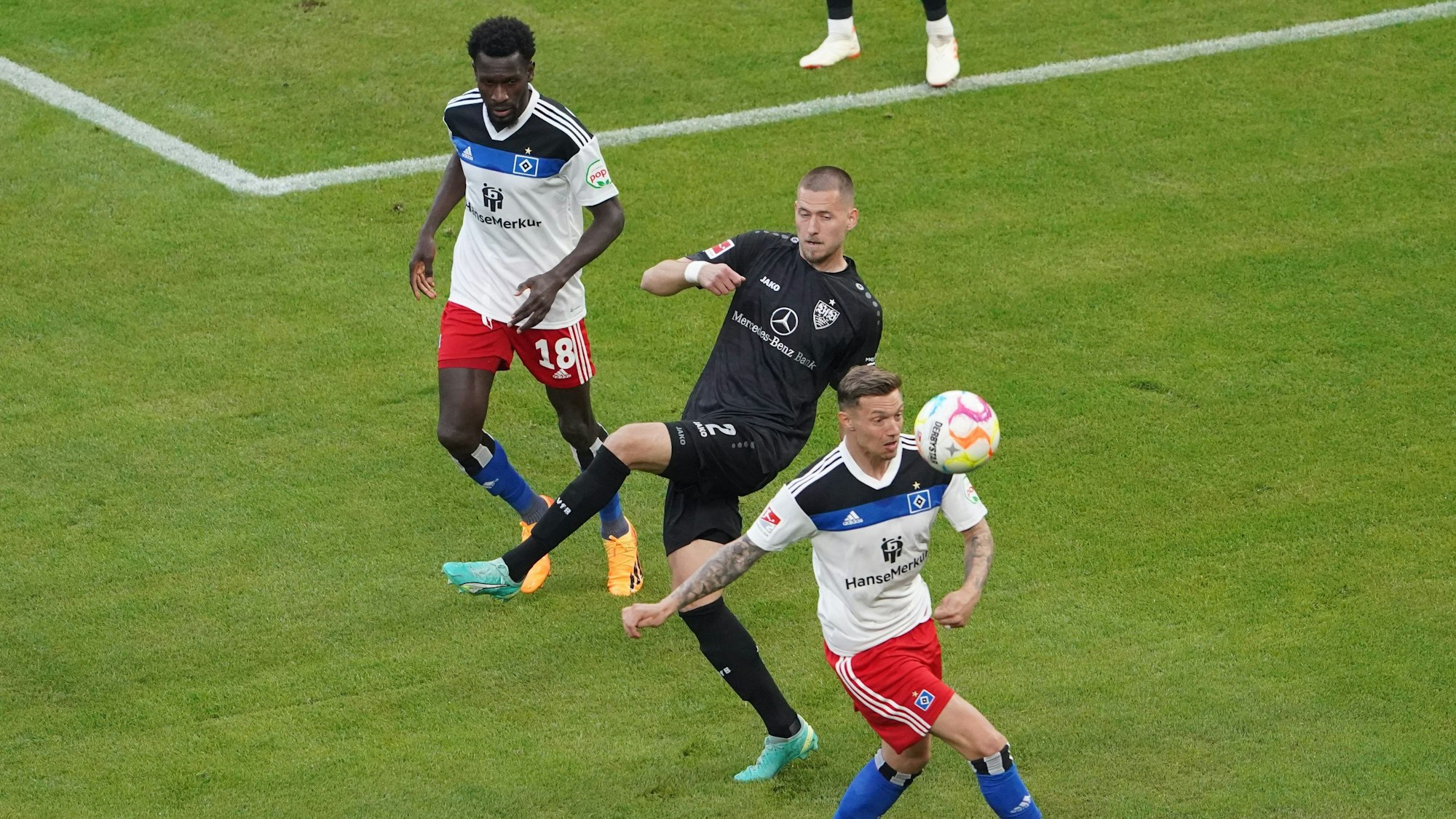 Hamburgs Sonny Kittel im Zweikampf mit Stuttgarts Waldemar Anton.